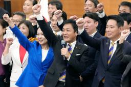 　国民民主党の代表に再選され、気勢を上げる玉木雄一郎氏（手前中央）。右は前原誠司氏＝２日午後、東京・永田町
