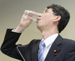 　２０１１年１０月、東京電力福島第１原発の低濃度汚染水を浄化した水を飲み干す園田康博内閣府政務官（当時）＝東京・内幸町の同社本店