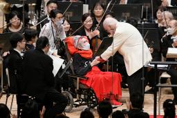 　舞台上でジョン・ウィリアムズさん（右）と握手する小澤征爾さん＝２日午後、長野県松本市（（Ｃ）山田毅・２０２３ＯＭＦ）