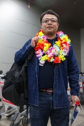 　２日、台北の松山空港に到着した台湾人ビジネスマンの李孟居氏（中央通信社＝共同）