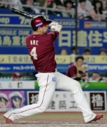 　９回楽天１死二塁、阿部が左中間に勝ち越しの適時三塁打を放つ＝ＺＯＺＯマリン
