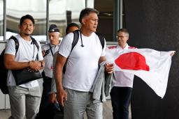 　ラグビーＷ杯フランス大会の日本代表のベースキャンプ地となるトゥールーズの空港に到着したジョセフＨＣ（手前）と姫野（左端）＝２日（共同）