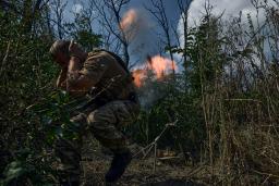 　ウクライナ東部バフムト近くで、ロシア軍陣地に向けて迫撃砲を撃つウクライナ兵＝２日（ＡＰ＝共同）