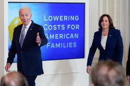 　米ホワイトハウスのイベント会場に到着したバイデン大統領（左）とハリス副大統領＝８月２９日、ワシントン（ＡＰ＝共同）