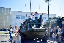 　３日、北方領土の択捉島・紗那で、展示された軍車両を見学する人々（島民提供、共同）