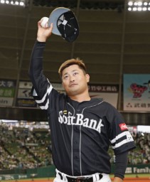 　今季２勝目を挙げ、ファンの声援に応えるソフトバンク・森＝ベルーナドーム