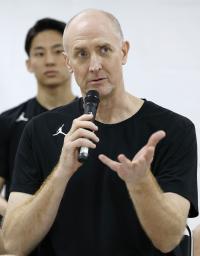 　記者会見するバスケットボール男子日本代表のトム・ホーバス監督＝３日、沖縄市内