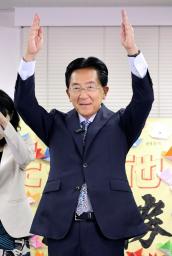 　岩手県知事選で５選を決め、万歳する達増拓也氏＝３日夜、盛岡市