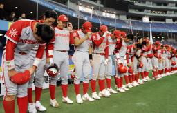 　２００９年の日本選手権準決勝で敗れ、グラウンドに一礼する日産自動車ナイン＝京セラドーム