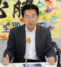 　岩手県知事選から一夜明け、記者会見する達増拓也知事＝４日午前、盛岡市