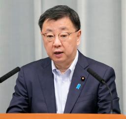 　記者会見する松野官房長官＝４日午前、首相官邸