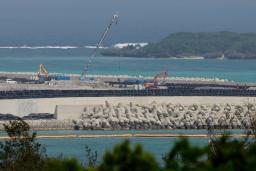 　米軍普天間飛行場の移設先として工事が進む沖縄県名護市辺野古の沿岸部＝４日午後