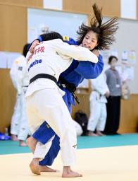 強化合宿で調整する阿部詩（右）＝味の素ナショナルトレーニングセンター