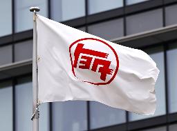 トヨタ自動車本社に掲げられている旗＝２０２２年
