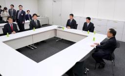 　政策協議に臨む自民、公明両党と日本維新の会の政調幹部ら＝１０日午後、国会