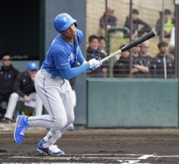 　楽天との練習試合で、日本ハム・万波が右前打を放つ＝金武