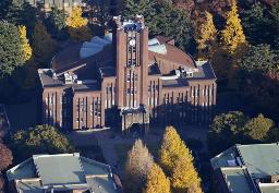　東京大学本郷キャンパス内にある安田講堂＝２０２３年、東京都文京区（共同通信社ヘリから）