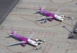 　関西空港に駐機するピーチ・アビエーションの旅客機＝２０２３年