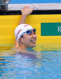 　女子１００メートル平泳ぎで優勝し、笑顔の鈴木聡美＝東京アクアティクスセンター
