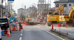 　作業が続く埼玉県八潮市の県道陥没事故現場付近＝１７日午後