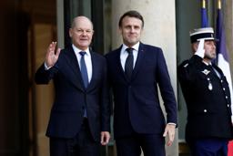 　１７日、会合出席のためパリ入りしたドイツのショルツ首相（左）を出迎えるフランスのマクロン大統領（ロイター＝共同）