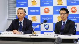 　記者会見をする沖縄地区税関の担当者＝２０日午前、那覇市