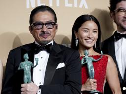 　米ドラマ「ＳＨＯＧＵＮ　将軍」に出演し全米映画俳優組合賞を受賞した真田広之さん（左）とアンナ・サワイさん＝２３日、ロサンゼルス（ＡＰ＝共同）