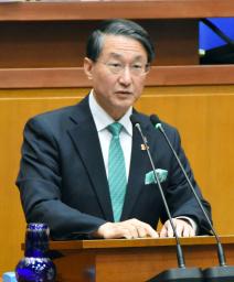 　鳥取県議会で発言する平井伸治知事＝２０日