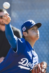 　ブルペンで投球するドジャース・大谷＝グレンデール（共同）