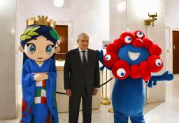 　イタリアのタヤーニ外相と写真に納まるミャクミャク（右）とイタリアちゃん＝２６日、ローマ（共同）