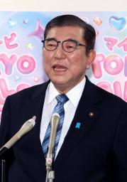 　東京都内で記者団の取材に応じる石破首相＝１日午後（代表撮影）