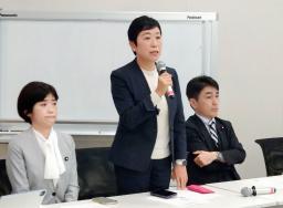 　立憲民主党の会合であいさつする辻元代表代行（中央）＝８日午後、国会