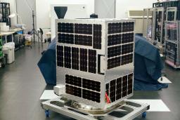 　アクセルスペースが夏に打ち上げる技術実証用衛星＝９日午後、東京都中央区