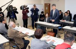 　水俣病の被害者団体との協議であいさつする環境省の前田光哉環境保健部長＝９日午後、熊本県水俣市