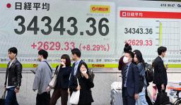 　大幅反発した日経平均株価を示すモニター＝１０日午前、東京都中央区