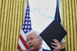　ホワイトハウスの執務室でポーズを決めるトランプ大統領＝９日、ワシントン（ＡＰ＝共同）