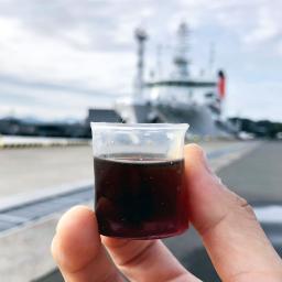 　透明な板紙で作ったコップ（海洋研究開発機構提供）