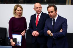　１０日、ブリュッセルで、ウクライナの安全保証に関する協議に臨む英国のヒーリー国防相（中央）。右はフランスのルコルニュ国防相（ロイター＝共同）