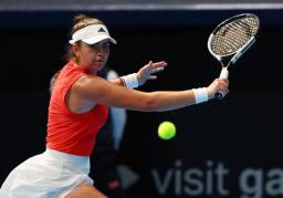 　女子テニスの国別対抗戦ビリー・ジーン・キング杯決勝大会、予選のルーマニア戦でプレーするカナダのマリーナ・スタキュジッチ＝１１日、東京・有明コロシアム（ロイター＝共同）