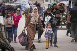 　１１日、ガザ市で家を追われ避難する人たち（ＡＰ＝共同）