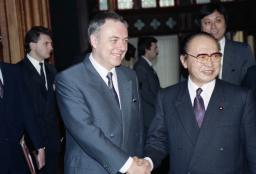 　１９９２年１月、握手するロシアのコズイレフ外相（手前左）と渡辺美智雄外相（タス＝共同）