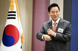 　３月、ソウルの国会議員会館で講演する呉世勲ソウル市長（共同）