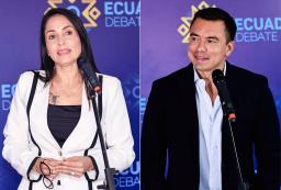 　エクアドル大統領選決選投票に臨むゴンサレス元国会議員（左）とノボア大統領＝３月２３日、首都キト（ロイター＝共同）