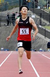 　男子２００メートル予選　２組１着の鵜沢飛羽＝島根県立浜山公園陸上競技場