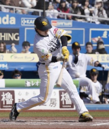 　３回ソフトバンク１死三塁、佐藤直が右前に先制打を放つ＝ＺＯＺＯマリン