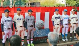 　東京六大学野球発祥の地として神宮球場敷地内に設置された記念碑の除幕式＝１２日