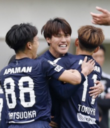 　福岡―横浜Ｍ　前半、同点ゴールを決め祝福される福岡・藤本（中央）＝ベススタ