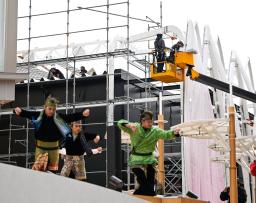 　大阪・関西万博の開幕目前でも工事が続くインド館。手前のインドネシア館では舞踊の練習が行われていた＝１２日午後、大阪市此花区の夢洲