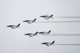 　開幕前の１０日に大阪・関西万博の会場上空を予行飛行するブルーインパルス