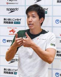 　競技会出場後、手話で取材に応じる競泳男子の茨隆太郎＝静岡県富士水泳場